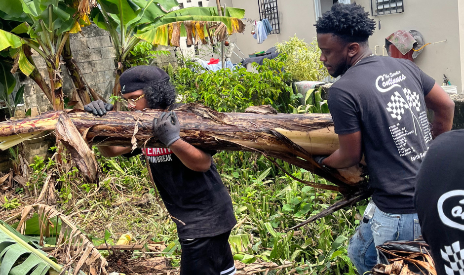 HUASB students carrying a tree